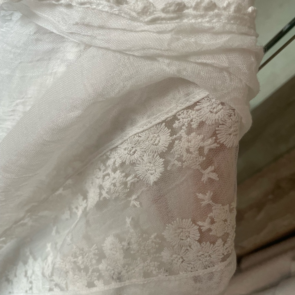 Elegant White Floral Lace Scarf Wrap - Picture 4 of 6